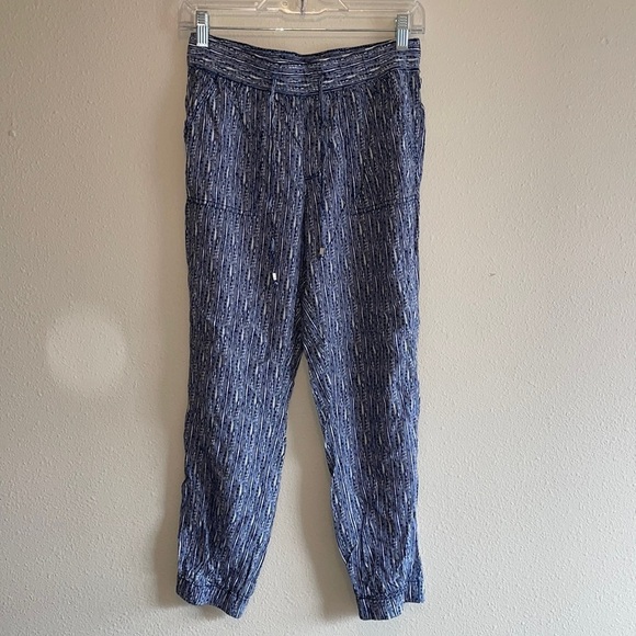 GAP cuffed Capri blue and white lightweight pants in women’s size small - Picture 2 of 8